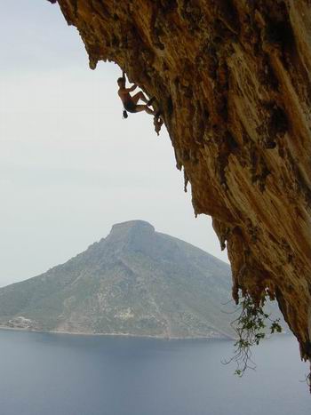 Stefan in Egialis 7c in der Grande Grotta auf Kalymnos, im Hintergrund die kleine Insel Telendos.