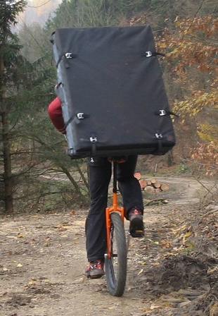 mit Crashpad auf Einrad  (Muni) zum Bouldern