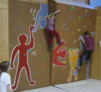 Leila und Franziska an der neuen Boulderwand